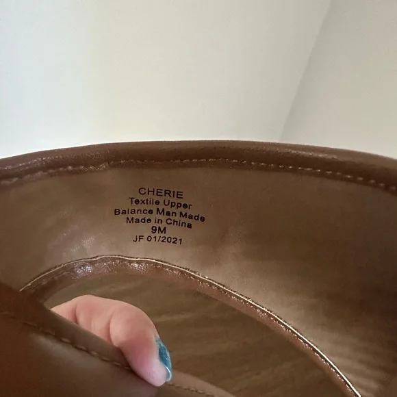 Aerosoles Elegant Tan Sandals with Crystal Embellishments - Picture 4 of 6